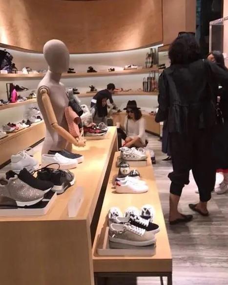 放弃撒贝宁又如何，嫁皮裤汪抚养继女，章子怡照样活成人生赢家