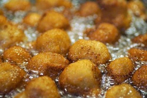 炒菜为什么冒烟,炒菜锅炒菜冒烟是怎么回事,更多小技巧分享