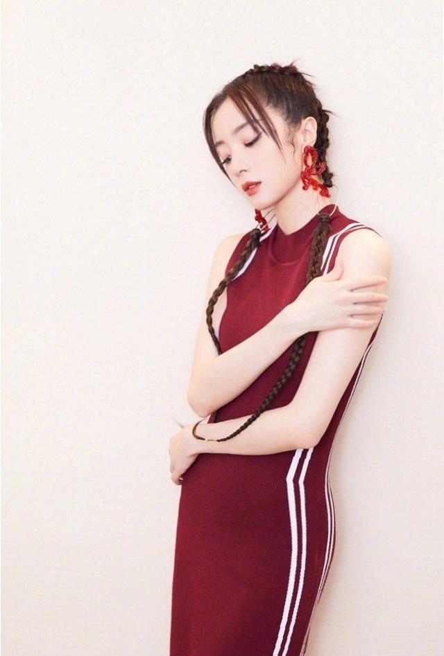 胡冰卿图片:胡冰卿太撩人，穿酒红色裙装曲线尽露，造型性感又迷人