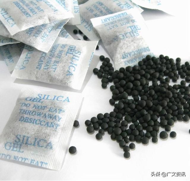 家长要小心！8岁男孩玩干燥剂，导致眼球溶解失明