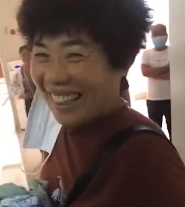 江苏一产妇生下女儿后，全家人开心到欢呼大叫：现在女孩好吃香
