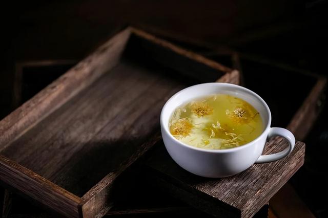 秋天喝茶也有讲究，提醒：这2种茶尽量不要喝，别不听劝