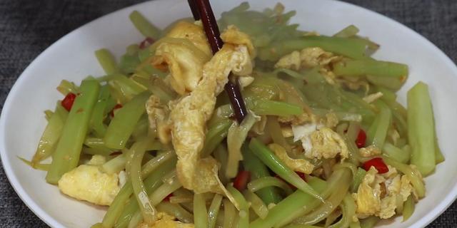 睡眠不好别愁，80岁奶奶教我土方法，一根莴笋解决问题，真厉害