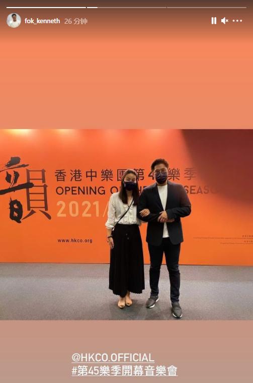 霍启刚夫妇甜蜜约会共赏音乐会，挽手秀恩爱，郭晶晶穿搭温婉优雅