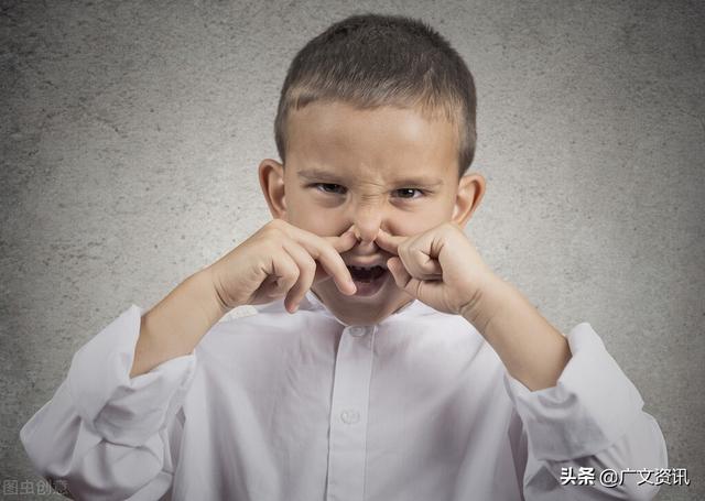 家长要小心！8岁男孩玩干燥剂，导致眼球溶解失明