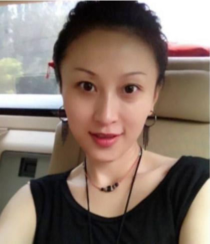 宋小宝妻子:宋小宝娇妻罕出镜，怀中神秘小孩被疑是三胎？身后豪宅奢华似皇宫