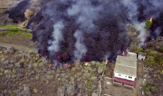 灾难！旅游胜地火山爆发，民宅被吞噬，豪宅泳池变滚锅，7000人撤离，中使馆提醒