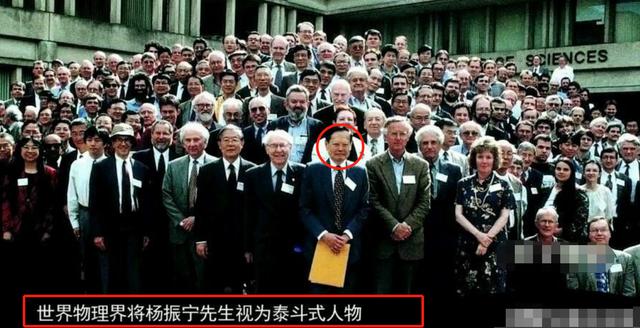 杨振宁百岁华诞，被妻子搀扶出镜，细节透露他很依赖翁帆