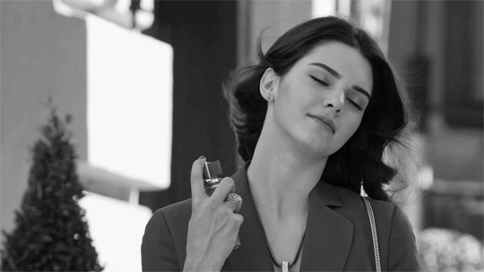 手背皮肤就长鸡皮一样