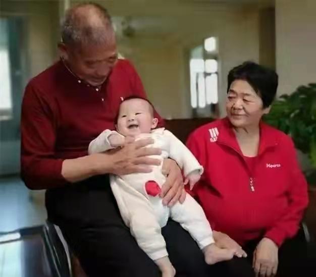 67岁生宝宝：爸爸再次直播，被人质疑用孩子赚钱，应该多陪孩子