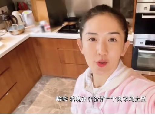 谢娜分享给宝宝做饭的过程，网友：对比之下，感觉自家娃野蛮生长
