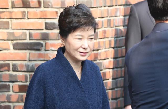 从首位女总统到“囚犯503号”：朴槿惠获刑33年，离不开这3个男人