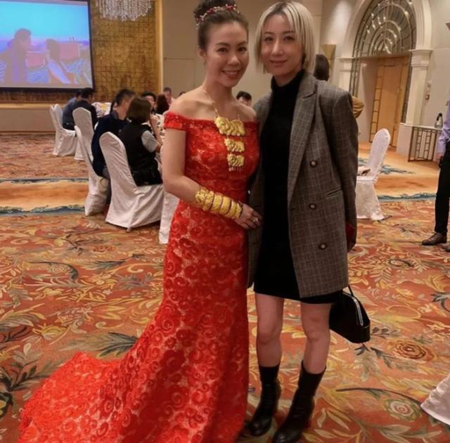恭喜！67岁“大佬B”风光嫁女，婚礼众星云集，新娘手戴6对龙凤镯