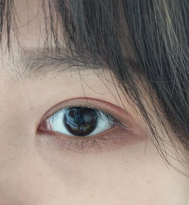 眼睛漂亮的女生,这几个特征很明显,素颜有灵气,化妆会更精致