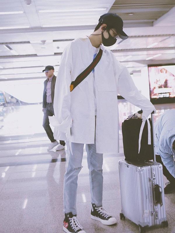 就像是小编入坑的川久保玲,肖战就非常喜欢,无论是与匡威联名的帆布鞋