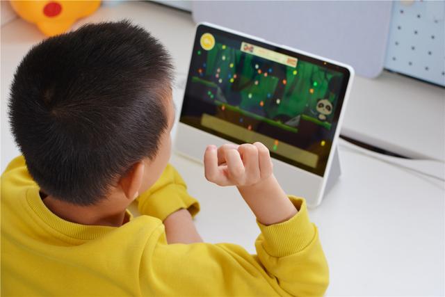 让孩子躺赢的工具？华为小精灵学习智慧屏，自己爱上学习