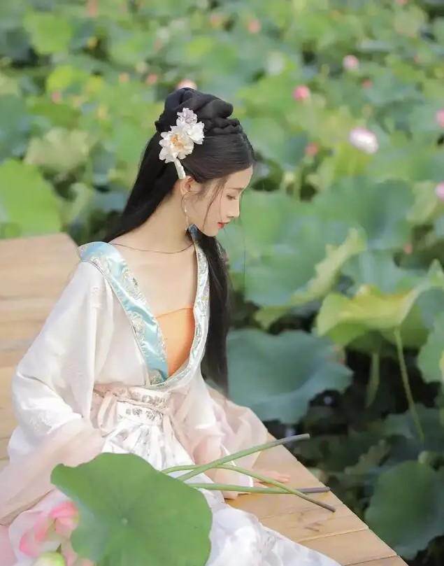 蓮葉何田田 古裝美人與蓮花的浪漫邂逅 Kks資訊網