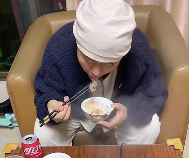 广东一女子产后家人给她做火锅解馋！婆婆：只要新鲜啥都可以吃