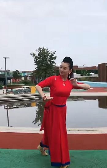 央视主持人朱军胜诉后首现身，鬓角斑白老态明显，每天坚持去上班