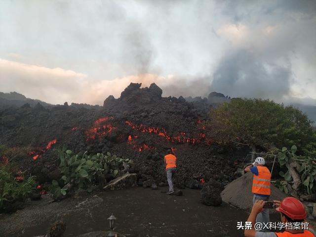 地球咋了？西班牙火山喷发，场面犹如世界末日，数千人被迫撤离