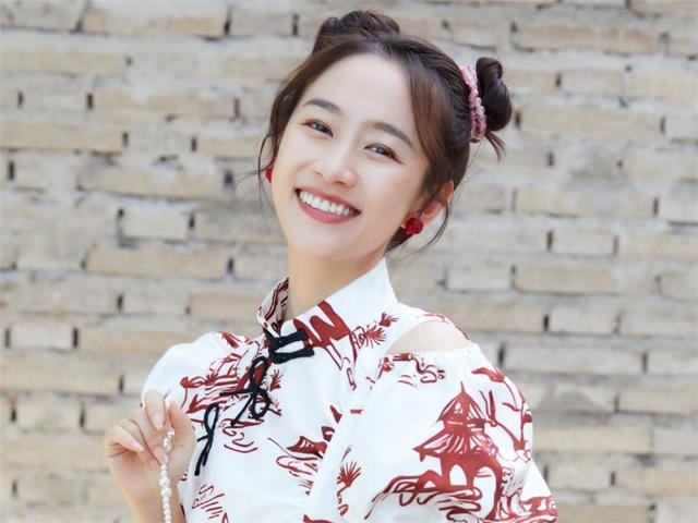 30岁 严莉莉 刘美含丸子头亮相时装周 时隔多年依然少女感十足 太阳信息网