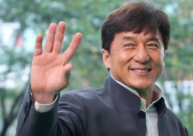成龙新片开机显老态，头发稀疏成空气刘海，不拍打戏搭档令人意外