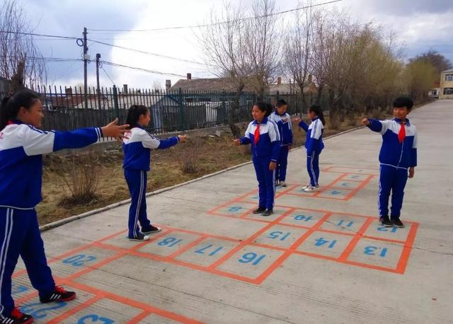 学生沉迷游戏，家长要尝试了解他的想法，用游戏里的方法教育孩子