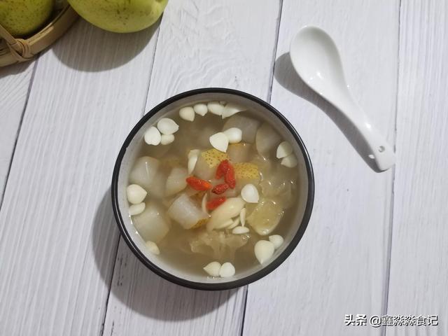 霜降一到多喝4白汤，80岁老奶奶的养生方，润肺止咳皮肤有光泽