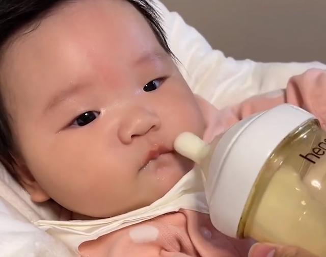 湖北5个月宝宝“被迫”喂奶，情急之下突然开口说话：我不喝
