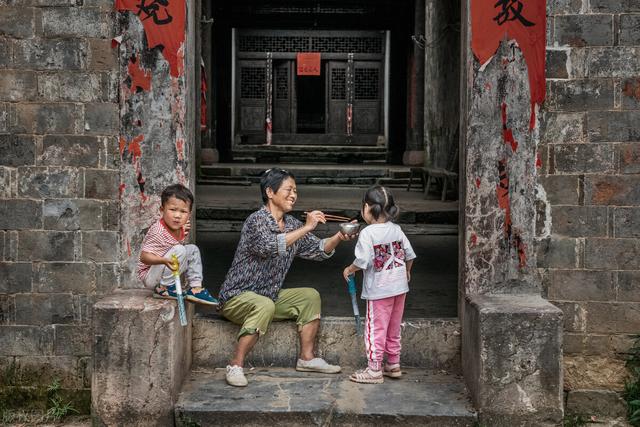 嚼碎食物给孩子吃，听听医生说的话，家长能做到更好