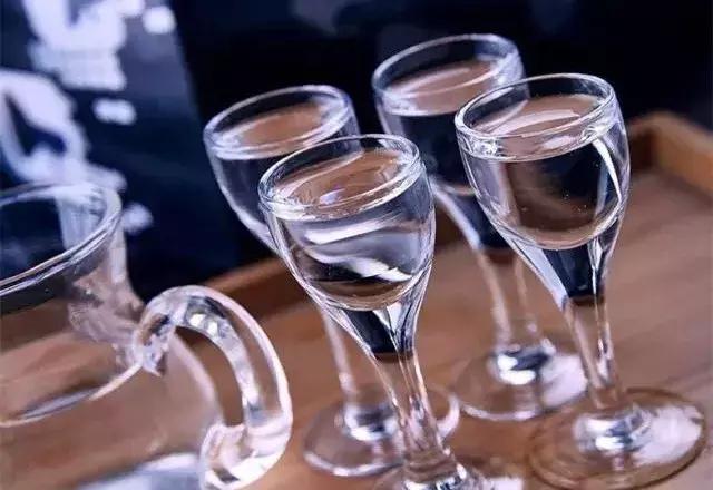 喝完白酒后口干说明白酒什么问题(白酒喝了上头口干什