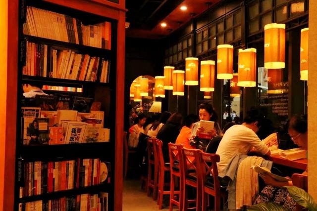 天天被人白嫖，还年入千亿！最佛系老字号，凭啥干翻网红店？