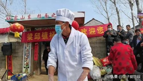拉面哥涨价引发热议，因为从一开始就是一个误会，他与大衣哥不同