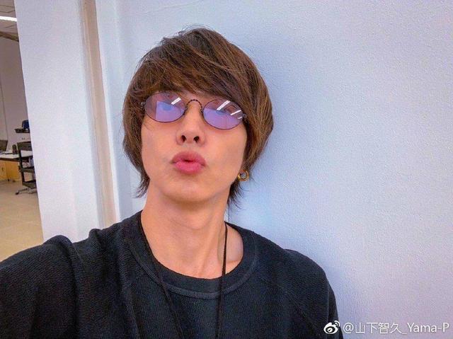泷泽秀明山下智久:《朝九晚五》帅和尚叫泷泽秀明“爸爸”，比木村拓哉还沉迷微博？