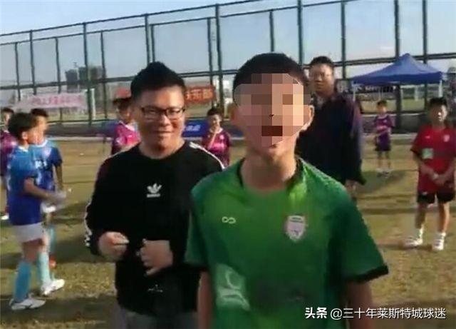 海南足球联赛冲突:青少年足球联赛爆发罕见冲突！孩子爆粗口+飞踹，家长帮着一起打
