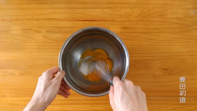 戚风蛋糕底部凹陷的原因（戚风蛋糕底部凹陷是什么原因）
