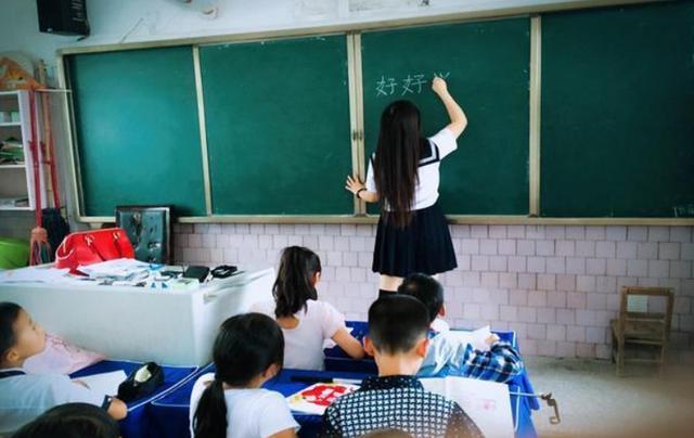 95后女教师当副校长 集美貌和才华于一身 可学历却受到家长质疑 今日热点