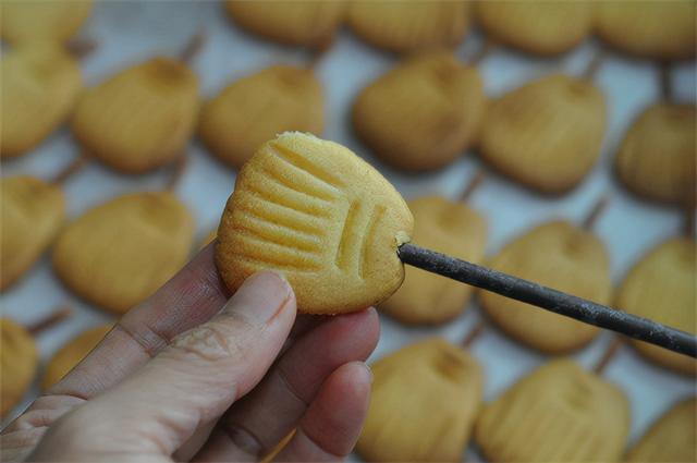 万圣节，给孩子烤盘“扫帚”应应景！酥得掉渣的配方，出炉秒光