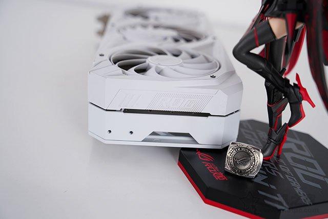 高顏值雪武戰姬純白主題，i7 11700K配RTX3070水冷主機方案