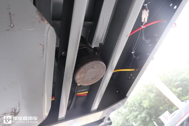 拉砂石料自卸车