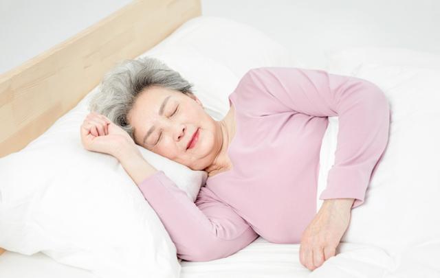 男人50岁后眉毛变长，意味着什么？不妨花一分钟解读下