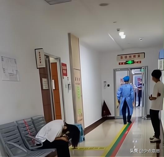 深圳：父母把孩子锁车内，得知医院抢救希望不大，女子后悔大哭