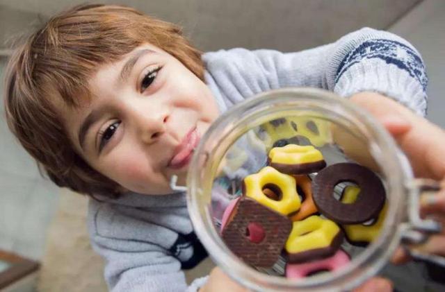 孩子对糖果爱不释手，但除了增加肥胖概率，也会影响其他身体机能