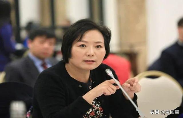 从“女记者”到“地产一姐”，龙湖吴亚军的“三不”人生