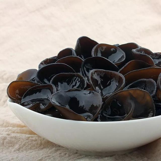 小雪后女人要多吃“3红3黑”，少吃2样，营养充足增强抵抗力