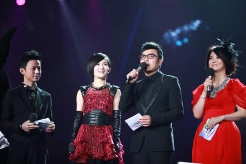 谢娜李湘:稳坐一姐之位8年，根正苗红的李湘为何输给