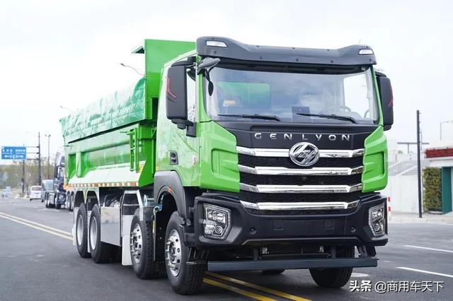 拉砂石料自卸车