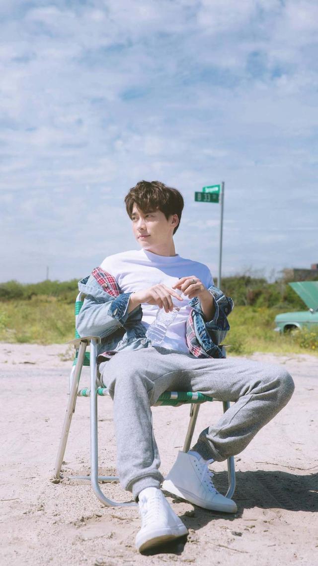 牛仔外套也是青春的一个代名词,李易峰这一套非常适合学生党,纯白色