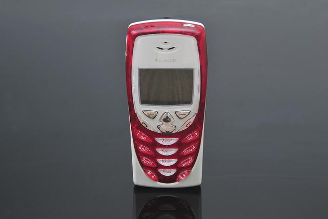 我用诺基亚8310时，从不把他放在口袋里——怕别人看不见