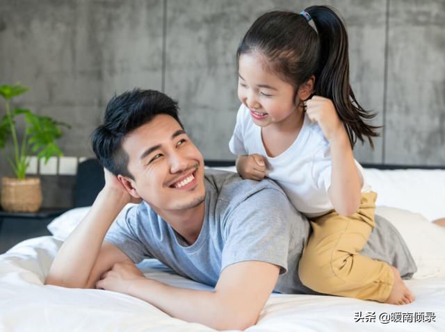 女儿穿睡衣坐在爸爸腿上，妈妈的反应被指过激，究竟是谁“越界”